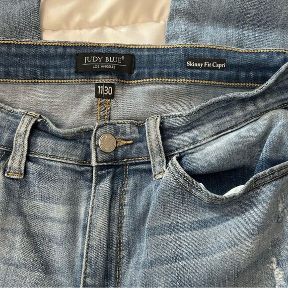 Judy Blue Jeans Womens Size 11/30 Skinny Fit Capri Mid Rise Raw Hem Distressed - Picture 6 of 7